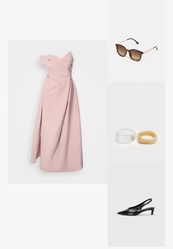 Vestido sem alças, até ao chão, em rosa claro, com um corpete drapeado e uma saia fluida com suaves pregas. Textura de tecido suave.; Sandal de salto slingback em couro preto com bico apontado, salto baixo estilo kitten e tira ajustável com fivela. Textura lisa com detalhes mínimos.; Óculos de sol em padrão tartaruga com lentes castanhas em degradê, forma arredondada e acabamentos em metal dourado nas hastes.; Anéis de resina clara e âmbar, um liso e transparente, o outro com um acabamento texturizado em âmbar. Ambos apresentam designs arredondados e robustos.