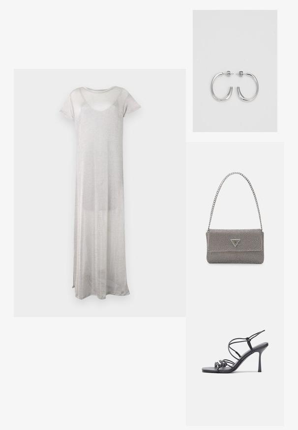 Lång silverfärgad klänning gjord av genomskinligt, lättviktigt tyg. Har korta ärmar och en rundad halsringning. Enkel, flödande design utan mönster.; Svarta högklackade sandaler har tunna remmar med en knuten design, en slät fyrkantig tå och en smal stilettklack.; Ljusgrå metallisk handväska med kedjestropp, prydd med små cirkulära metallnitar och en triangulär logotyp.; Silver hoopsörhängen med en slät, glänsande yta, med en böjd form och post-stängning. Minimalistisk design med en modern finish.