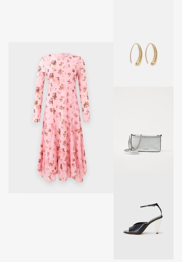 Vestido rosa de manga longa com estampado floral, apresentando um decote redondo e bainha evasé. Tecido leve com uma textura suave.; Sandal de salto alto em couro preto com bico aberto, design assimétrico, tira no tornozelo e um salto metálico em forma de cone. Textura suave por toda a parte.; Bolsa crossbody de couro prateada com um acabamento texturizado, detalhes em corrente e alça, e fecho de zíper. Apresenta um logotipo na parte da frente.; Brincos em metal dourado com forma de arco alongado e curvado. Apresentam uma superfície lisa e brilhante, com uma ponta arredondada para um detalhe adicional.