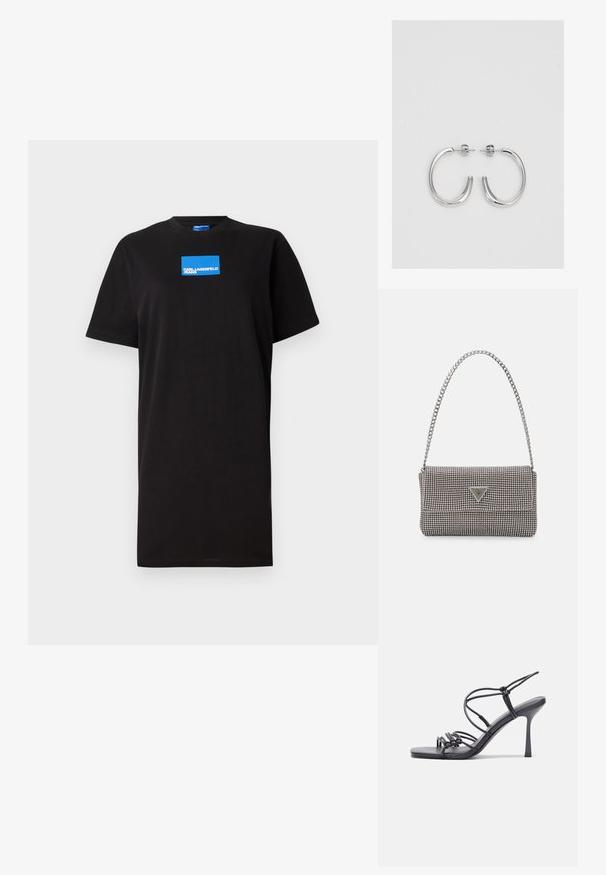 T-shirt preta de algodão com um corte ajustado, apresentando mangas curtas e um logótipo retangular azul na frente. Design simples, sem padrões ou detalhes.; As sandálias de salto alto pretas apresentam tiras finas com um design em nó, uma biqueira quadrada lisa e um elegante salto agulha.; Bolsa metálica cinza claro com uma alça de corrente, adornada com pequenos rebites metálicos circulares e um logótipo triangular da marca.; Brincos de argola prateados com um acabamento suave e brilhante. Forma arredondada, design leve, com fecho de pino.