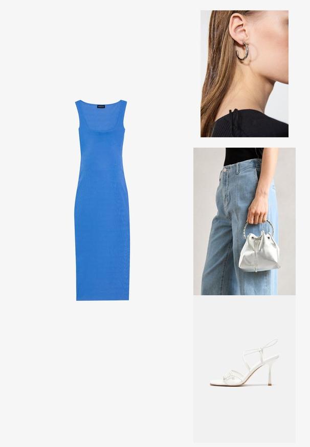 Zila, ribota midi kleita ar pieguļošu siluetu, kvadrātveida kakla izgriezumu un platām plecu siksnām. Izgatavota no mīksta, elastīga materiāla.; Baltas striķu augstpapēžu sandales ar plakanu pirkstu daļu, teksturētu priekšpusi ar saveltiem akcentiem un šauru potītes siksniņu.; Metāliskā sudraba somiņa ar teksturētu apdari, rotāta ar sudraba apaļu rokturi un aukliņu aizdari, turēta pretī gaišziliem džinsiem.; Sudraba auskars ar pulētu apdari, ar maziem zelta akcentiem un apaļu formu, uz ausu ļipiņas.