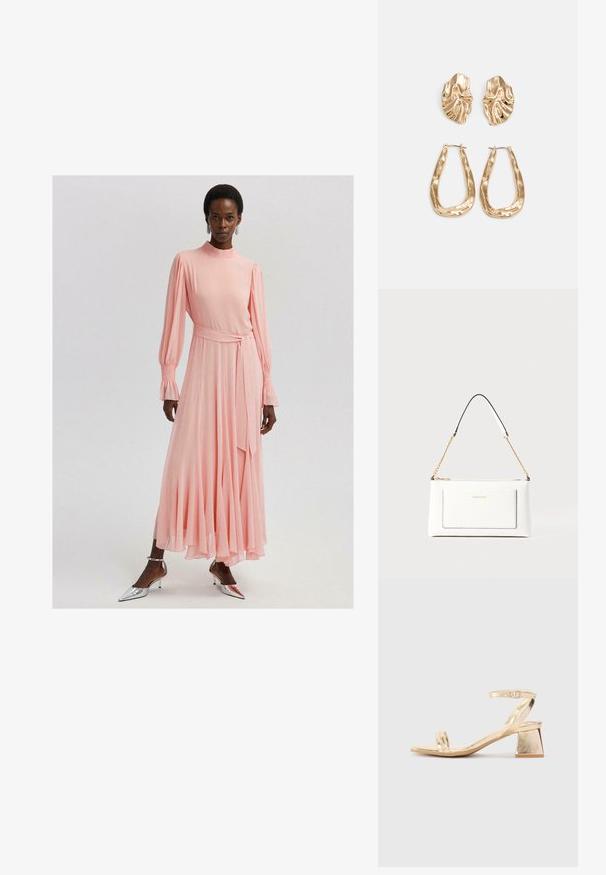 Touché Privé Maxikjoler - pink; Gyldne metalliske hælede sandaler med en vinkelret blokhæl, to remme over foden og en justerbar ankelrem. Glat tekstur.; Hvid lædertaske med tekstureret overflade, med en guldkædetras og sorte detaljer. Indeholder en frontlomme og lynlås lukning.; Guldtonede øreringe med teksturerede, bølgede former. Inkluderer skulpturelle clips og en åben ringdesign med en hamret finish.