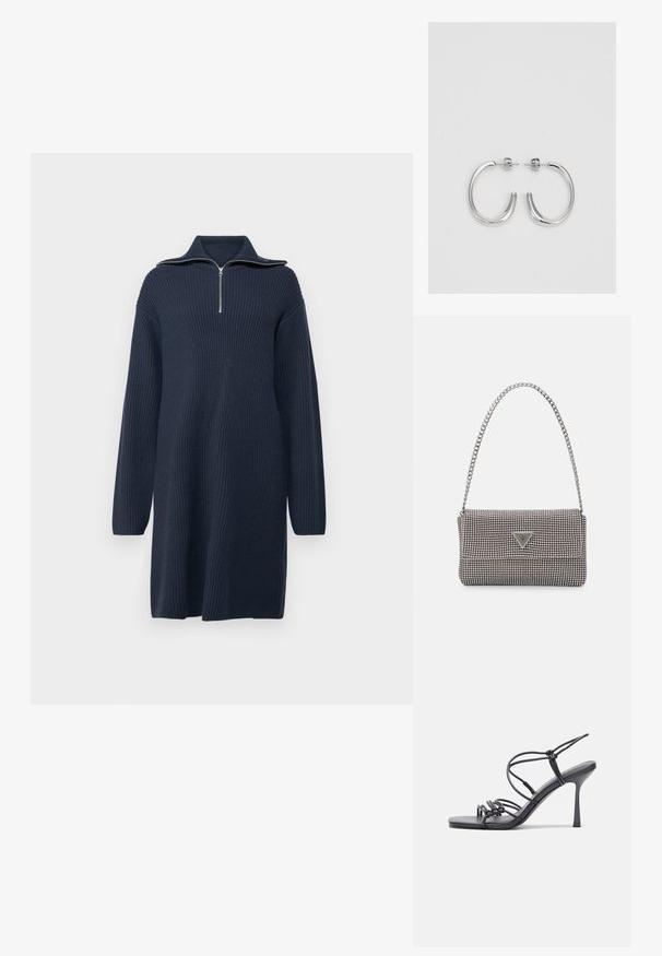 Gebreid jurkje in donkerblauw met een ritskraag, lange mouwen en een geribbelde textuur, met een relaxte, rechtlijnige pasvorm.; Zwarte hoge hakken sandaaltjes hebben dunne banden met een geknoopt ontwerp, een gladde vierkante neus en een elegante stiletto-hak.; Lichtgrijze metallic handtas met een kettingriem, versierd met kleine ronde metallic studs en een driehoekig merkimago.; Zilveren oorringen met een glad, glanzend oppervlak, met een gebogen vorm en een sluiting met steker. Minimalistisch ontwerp met een moderne afwerking.