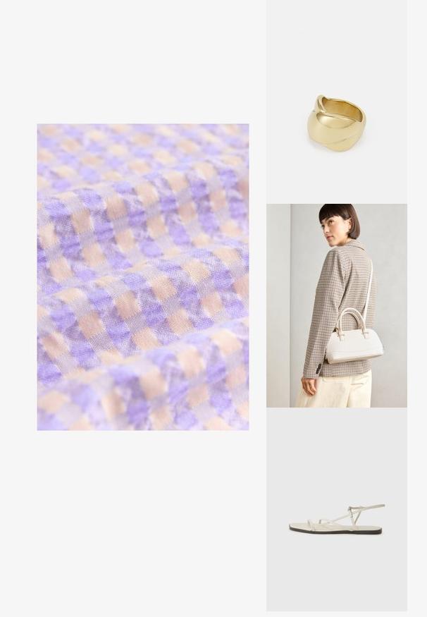 Lyse lilla og beige ternet stof med en blød tekstur, der har små firkanter, arrangeret i et regelmæssigt mønster.; Beige flad sandal med flere slanke stropper og en justerbar spænde. Sålen er flad med en let mørkere kontrast ved kanten.; Hvid struktureret taske med korte håndtag og en skulderrem, prydet med guldfarvede hardwaredetaljer og tekstureret materiale, præsenteret mod en grå baggrund.; Guldfarvet ring med et glat, snoet design. Har en poleret overflade og afrundede kanter, hvilket skaber en sømløs, flydende form.