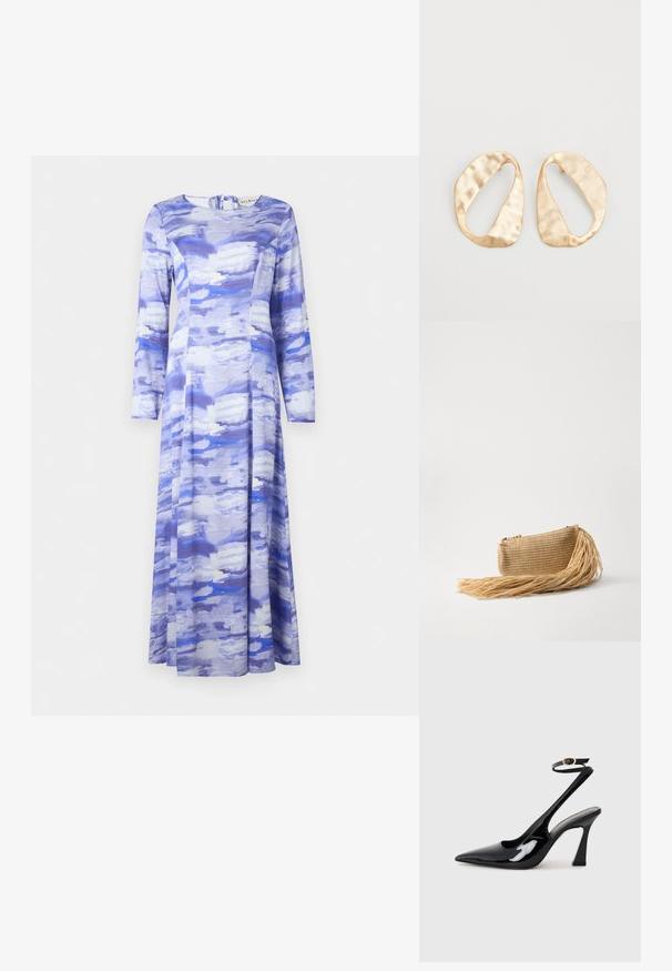 Dlouhé šaty vyrobené z lehkého materiálu, s modro-bílým abstraktním vzorem, kolem krku a se zapínáním na zip na zádech.; Černé lakované kožené lodičky na pásku s špičatou špičkou, nastavitelným páskem kolem kotníku a mírným blokovým podpatkem. Hladký povrch s lesklým finišem.; Cult Gaia VIERA - Psaníčko - natural; Pár nepravidelných oválných náušnic z kovu pozlaceného zlatem s texturovaným, mírně kladivkovým povrchem na bílém pozadí.