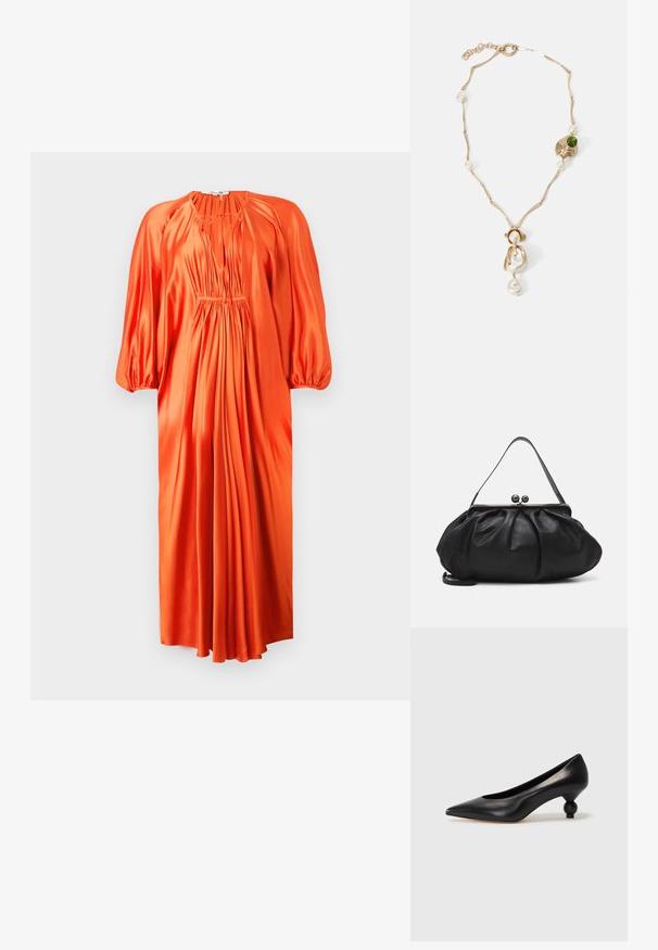Oranžové saténové šaty s dlouhými nabíranými rukávy, hlubokým V výstřihem a nařasenými sklady v oblasti pasu, sahajícími až ke středu lýtek. Hladká textura.; Černá kožená vysoká bota na podpatku s špičatou špičkou a kulatým, zaobleným podpatkem. Hladká textura s elegantním, minimalistickým designem.; Černá kožená kabelka s zaobleným, skládáním designem. Obsahuje kovový zavírač se dvěma dekorativními koulemi a tenkým, odnímatelným popruhem.; Zlatý náhrdelník s propletenými články, bílými perlami a akcentem zeleného kamene. Obsahuje složité detaily a zapínání.