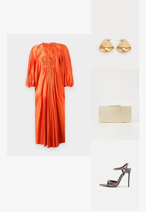 Oranžinė satino suknelė su ilgomis pūstomis rankovėmis, giliais V formos iškirpėmis ir susirinkusiomis klostėmis ties juosmeniu, siekianti iki vidurio blauzdų. Lygus paviršius.; Aukštakulniai sandalai su daugiakrypčiu, tekstūruotu gyvatės raštu. Savybės - reguliuojamos kulkšnies juostos ir smailus pirštas.; Auksinė delninė su lygiu metaliniu paviršiumi, stačiakampio formos ir paprastu užsegimu. Nėra matomų raštų ar dekoracijų.; Auksinės metalinės auskarai su lygia, suapvalinta trikampio forma ir užsegimu; blizgus paviršius su minimaliais dekoratyviniais elementais.