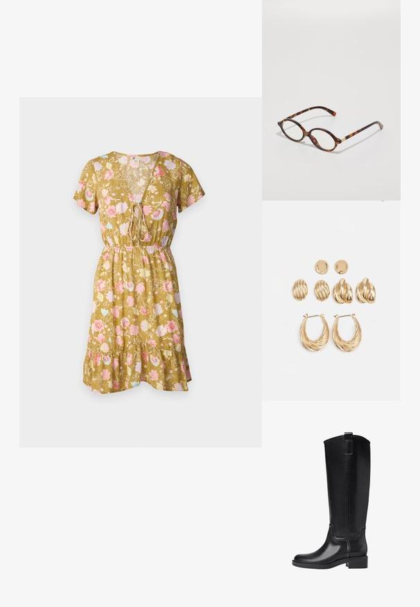 Olijfgroene bloemen V-hals jurk met korte mouwen, een koordtaille en een gerimpelde zoom met roze en blauwe bloemenpatronen.; Zwarte kniehoge laarzen van glad synthetisch materiaal. Met een ronde neus, lage blokhak en verticale naaddetails.; schildpadbril met ovale monturen, heldere lenzen en gouden accenten. Bevat gebogen pootjes en een gladde, glanzende afwerking.; Goudkleurige oorbellen set met drie paar: textuur ovalen studs, golvende ontwerp studs en grote ring oorbellen met gelaagde ribbels.