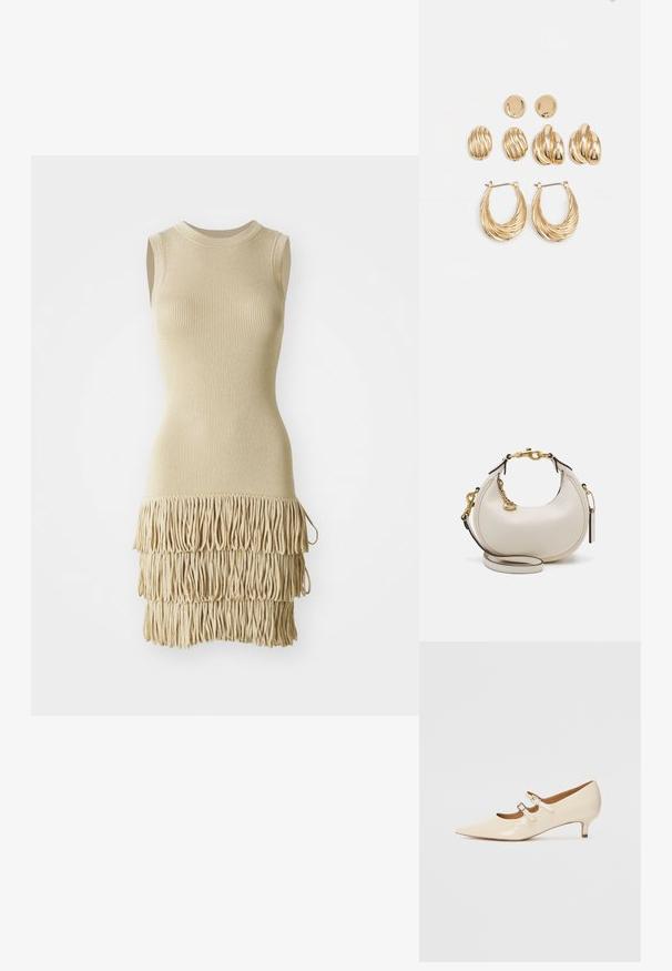 Beige ärmelloses Kleid mit gerippter Textur, tailliertem Oberteil und mehrlagigem Fransenabschluss am Saum. Weiches Material mit glatter Oberfläche.; Beige Lackleder-Mary-Jane-Schuhe mit zwei verstellbaren Schnallen, spitzem Schuhkopf und niedrigem Absatz. Glatte Textur mit glänzendem Finish.; Cremfarbene Lederhandtasche in Mondform, mit goldenen Akzenten, schwarzen Details und einem abnehmbaren Gurt. Sie verfügt über eine Kettendetail und einen Anhänger.; Goldfarbene Ohrringe, bestehend aus drei Paaren: strukturierte ovale Stecker, ohrringe mit gewelltem Design und große Creolen mit geschichteten Rillen.