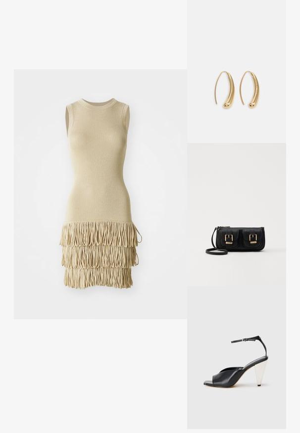 Beige ærmeløs kjole med ribbet tekstur, tætsiddende liv og lagdelt frynse detalje ved kanten. Blødt materiale med en glat finish.; Sort læder højhælede sandaler med åben tå, asymmetrisk design, ankelrem og en metallisk kegleformet hæl. Glat tekstur hele vejen igennem.; Sort læder crossbody taske med to frontlommer, guldspænder, lynlåslukning og en slank rem. Struktureret overflade og kompakt rektangulær form.; Guldfarvede metal hoops øreringe med en bøjet, forlænget form. Har en glat, skinnende overflade og en afrundet spids for ekstra detalje.