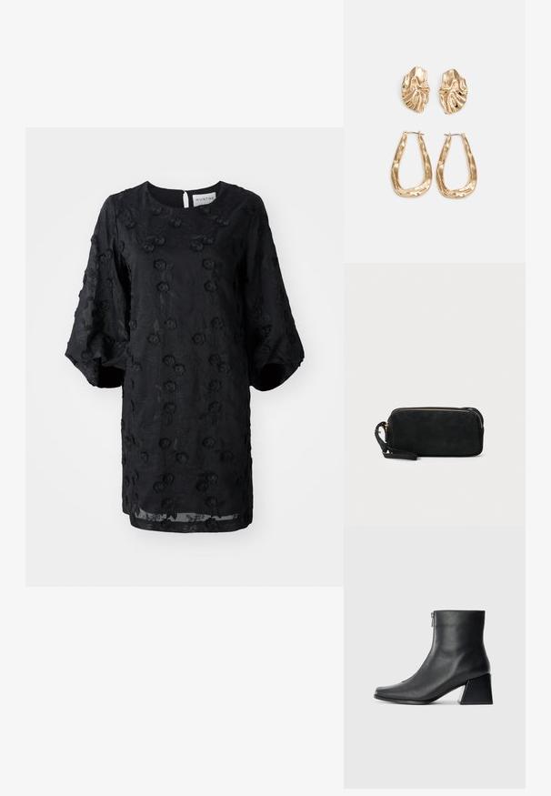 Vestido preto com um padrão de bordado floral texturizado, decote redondo e mangas curtas em balão. Tecido leve com um corte até ao joelho.; Bota de tornozelo em couro preto com bico quadrado, fecho lateral e salto bloco contra um fundo claro plano.; Clutch bag preta em camurça, com fecho em zíper e alça de pulso removível. Apresenta acessórios em tom dourado e uma textura suave e fosca.; Brincos em tom de ouro com formas onduladas e texturizadas. Inclui studs escultóricos com presilha e um design de argola aberta com um acabamento martelado.