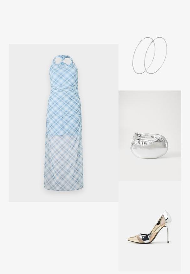 Lichtblauwe halterjurk met een geruit patroon, met een aansluitend lijfje en een vloeiende, doorzichtige rok. Het materiaal lijkt licht en soepel.; Puntige hoge hak schoenen met een zilver, goud en nude kleurenschema. Glanzende afwerking met uitsnijdingen en een stiletto hak.; Zilveren metalen pouch bag met een zachte, afgeronde vorm en een geknoopte sluiting aan de bovenkant. Gemaakt van soepel faux leren materiaal.; Zilveren hoepel oorbellen met een minimalistisch ontwerp. Cirkelvormig, gladde textuur en dun profiel. Lichtgewicht met een gepolijste afwerking.