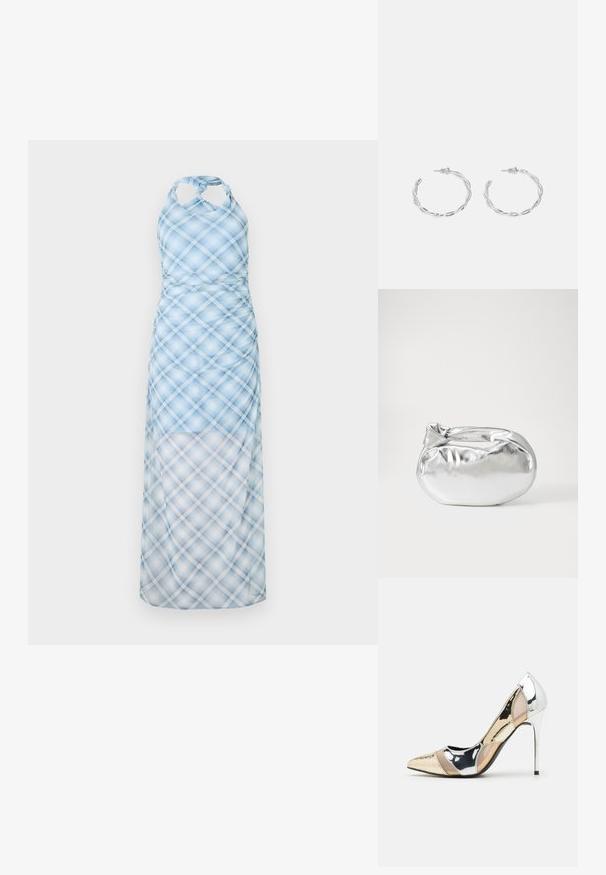 Světle modré halter šaty se šedým kostkovaným vzorem, s těsným korzetem a splývavou, průhlednou sukní. Materiál vypadá lehce a hladce.; Lodička s špičatou špičkou a kombinací stříbrné, zlaté a tělové barvy. Lesklý povrch s vykrojeným designem, s jehlovým podpatkem.; Stříbrná kovová taška s měkkým, zaobleným tvarem a uzávěrem s uzlem. Vyrobena z hladké umělé kůže.; Stříbrné kruhové náušnice s točeným designem, se lesklým povrchem a uzávěrem na kolík. Průměr přibližně 3 cm.