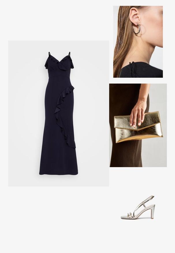 Tamsiai mėlyna vakarinė suknelė su spaghetti tipo petnešėlėmis, raukšlėmis aplink iškirpimą ir šone, pagaminta iš glotnaus audinio.; Metallic sidabriniai aukštakulniai sandalai su atvira nosimi, turintys tris plonas dirželius per pėdą ir kulkšnies dirželį su sagtimi.; Auksinės metalinės rankinės su lygiu paviršiumi, kuri turi trikampio formos užsegimą. Ranką laikančioji turi tvarkingai prižiūrėtus nagus.; Sidabrinė lankinė auskarai su poliruotu paviršiumi, turintys mažus auksinius akcentus ir apvalią formą, dėvimi ant ausies kaušelio.