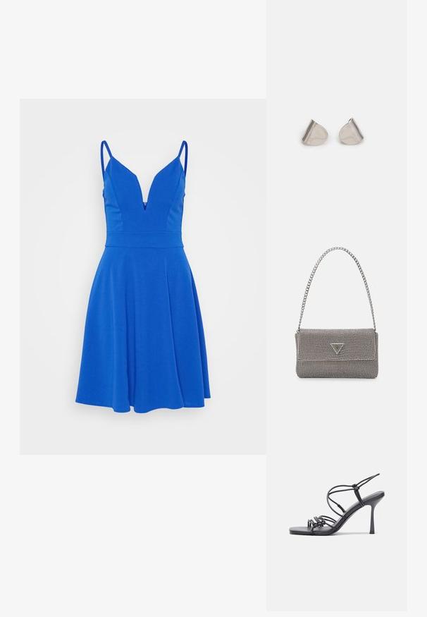 Vestido azul sem mangas com gola em V profunda, corpete justo e saia rodada. Feito de um tecido suave com um fecho oculto nas costas.; As sandálias de salto alto pretas apresentam tiras finas com um design em nó, uma biqueira quadrada lisa e um elegante salto agulha.; Bolsa metálica cinza claro com uma alça de corrente, adornada com pequenos rebites metálicos circulares e um logótipo triangular da marca.; Brincos de metal prateado com uma forma suave de gota e um acabamento polido. Gravações subtis adicionam detalhe. Design minimalista.