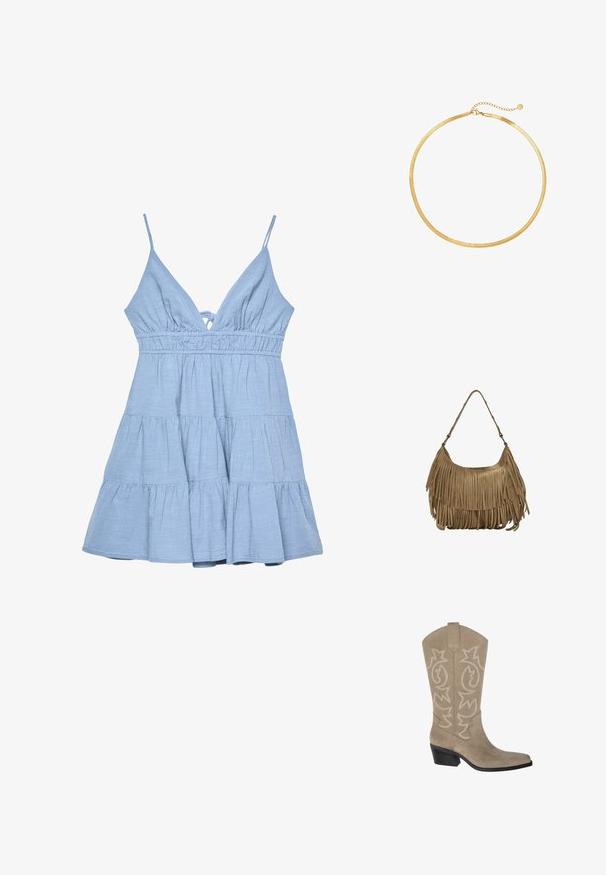 Jasnoniebieska sukienka bez rękawów z dekoltem w kształcie litery V, marszczonym gorsetem i warstwową spódnicą. Wykonana z teksturowanej tkaniny z regulowanymi ramiączkami.; PULL&BEAR - Kowbojki i obuwie motocyklowe; Brązowa torebka z zamszu z długimi frędzlami, o zakrzywionym kształcie i pojedynczym paskiem na ramię. Posiada gładką, teksturowaną powierzchnię.; Złota siateczkowa naszyjnik choker o płaskim, elastycznym kształcie. Posiada przedłużkę łańcuszka dla regulowanej długości. Gładka tekstura, minimalistyczny wygląd.