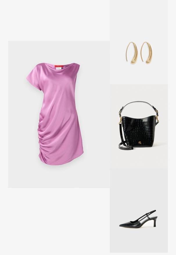 Roosa satiinkleit, millel on vabalt langev lõige, lühikesed varrukad ja käteldud külgede tekstuur, mis lisab detaili.; Mustmust paelad, millel on terav varvas, tekstuuriga maduprindiga, reguleeritav rihm ja lühike tekstuuriga plokknina.; Mustad krokodillimustriga must nahast kott, millel on kõver kuju, kuldse riistvara aktsessid, reguleeritav rihm ning logodetail esiosas.; Kuldtoonilised metallist rõngas kõrvarõngad, millel on kõver ja piklik kuju. Omavad siledat, läikivat pinda ja ümarat tipptugevdust, mis lisab detaili.