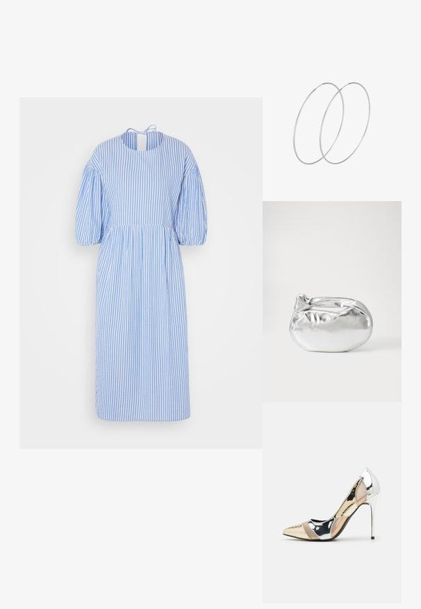 Blauwe en witte gestreepte midi-jurk met pofmouwen, ronde hals en strikdetail op de rug. Gemaakt van een lichte stof.; Puntige hoge hak schoenen met een zilver, goud en nude kleurenschema. Glanzende afwerking met uitsnijdingen en een stiletto hak.; Zilveren metalen pouch bag met een zachte, afgeronde vorm en een geknoopte sluiting aan de bovenkant. Gemaakt van soepel faux leren materiaal.; Zilveren hoepel oorbellen met een minimalistisch ontwerp. Cirkelvormig, gladde textuur en dun profiel. Lichtgewicht met een gepolijste afwerking.