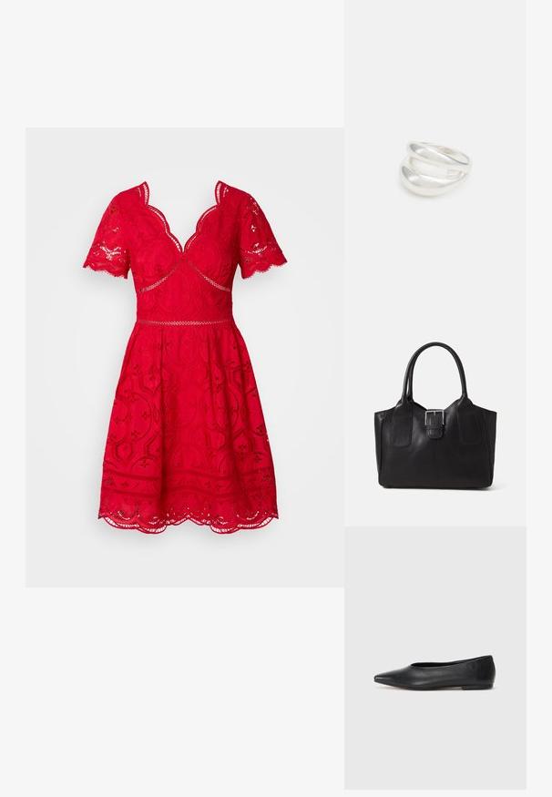 Sarkans mežģīņu kleita ar īsām viļņotām piedurknēm, V formas kakla izgriezumu, pieguļošu jostasvietu un izplestu svārku ar sarežģītu ziedu rakstu. Viļņota apakšmalu.; Melna ādas baleta kurpe, ar norādītu purngalu, minimālisma dizains, gluda tekstūra, zema papēža augstums, bez redzamiem aksesuāriem vai rotājumiem.; Melnas ādas somiņa ar gludu tekstūru, strukturētu formu, divām rokturām un izteiktu sudraba sprādzi priekšpusē.; Sudraba divu joslu gredzens ar gludu, pulētu virsmu. Iezīmējas ar plūstošu, izliekta dizaina struktūru ar pārklājošām sekcijām modernam izskatam.