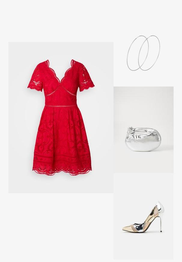 Robe en dentelle rouge avec de courtes manches à volants, décolleté en V, taille cintrée et jupe évasée ornée d'un motif floral complexe. Ourlet à volants.; Chaussure à talon aiguille à bout pointu avec un schema de couleurs argent, or et nude. Fini brillant avec un design découpé, dotée d'un talon stiletto.; Pochette en métal argenté avec une forme douce et arrondie et un fermoir en haut noué. Fabriquée en simili cuir lisse.; Boucles d'oreilles en argent au design minimaliste. Forme circulaire, texture lisse et profil fin. Légères avec une finition polie.