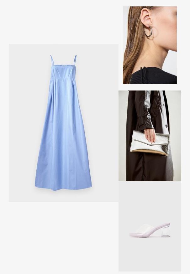 Lyseblå, ermeløs maxikjole med tynne stropper, tettsittende liv, samlet midje og flagrende skjørt. Laget av glatt stoff, minimalt med detaljer.; Lilla hæl mules med øvre del i klar plast og en gennemsigtig blokhæl. Glat tekstur, åben tådesign, minimalistisch form.; Sølv metallisk clutch med et vinklet konvoluttdesign, glatt tekstur og kontrastfarge på innsiden, holdt i en hånd iført en svart kåpe.; Sølv ringøredob med en polert finish, med små gull detaljer og en rund form, båret på øreflippen.