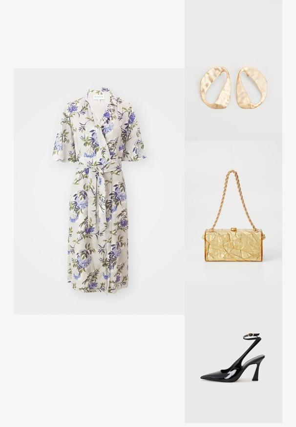 Abito avvolgente floreale in tessuto leggero, con maniche a campana corte, vita con lacci e motivi floreali viola e verdi su uno sfondo chiaro.; Slingback eleganti in pelle verniciata nera con punta appuntita, cinturino alla caviglia regolabile e tacco quadrato moderato. Texture liscia con finitura lucida.; Borsa di forma rettangolare in tessuto plissettato dorato, dotata di una tracolla a catena e di una chiusura con fermaglio nella parte superiore. Finitura liscia e lucida.; Un paio di orecchini in metallo di tonalità dorata, di forma ovale irregolare, con superficie texturizzata e leggermente martellata, su uno sfondo bianco.
