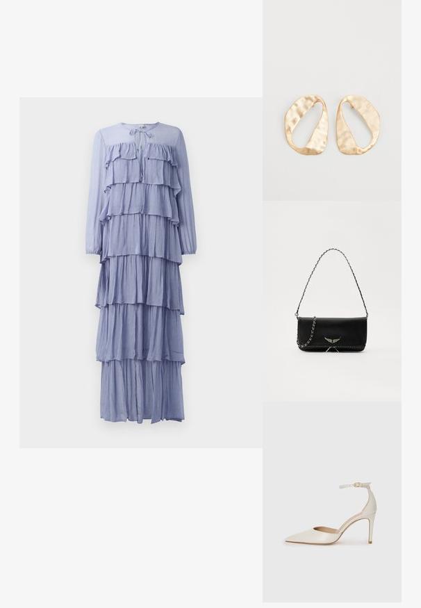 Světlé modré šaty s dlouhými rukávy, které mají více horizontálních volánků, kulatý výstřih se šňůrkou a lehce splývavou, vrstvenou konstrukci.; Bílé kožené lodičky na vysokém podpatku s špičatou špičkou, kotníkovým páskem a štíhlým jehlovým podpatkem. Hladká textura s mírným lesklým povrchem.; Černá kožená kabelka se stříbrným řetízkovým popruhem, zdobená dekorativními křídly a bílým prošíváním podél spodního švu.; Pár nepravidelných oválných náušnic z kovu pozlaceného zlatem s texturovaným, mírně kladivkovým povrchem na bílém pozadí.