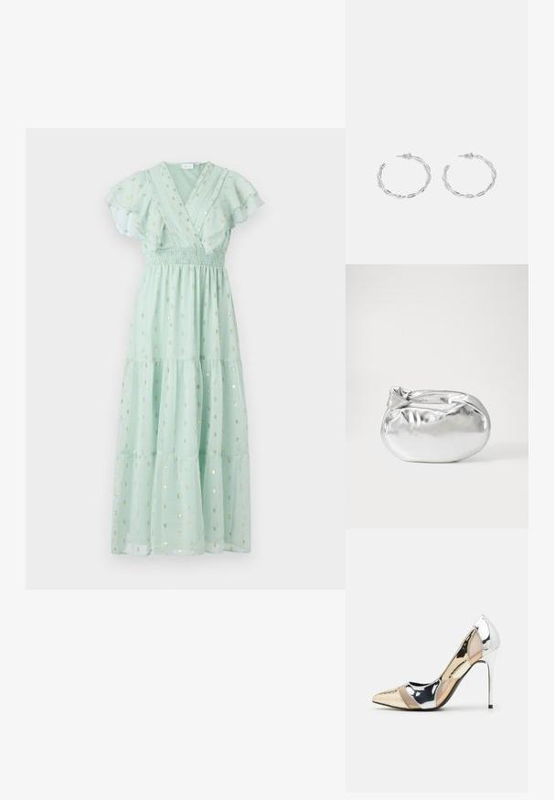 Mėtų žalia suknelė su raukšlėmis rankovėmis, apvyniojimo dizainu ir smulkintu liemeniu. Ypatybės: auksiniai taškų raštai ir sluoksniuota sijono detalė.; Aštrus pirštas aukštakulnis batelis su sidabro, aukso ir nuogų spalvų deriniu. Blizgus paviršius su išpjovos dizainu, su stiletto kulnu.; Sidabrinė metalinė maišelio forma su švelnia, apvalia forma ir mazgu užveriamu viršumi. Pagaminta iš lygios dirbtinės odos medžiagos.; Sidabriniai auskarai žiedai su sukto dizaino, turintys poliruotą apdailą ir fiksavimo smeigtuką. Skersmuo maždaug 3 cm.