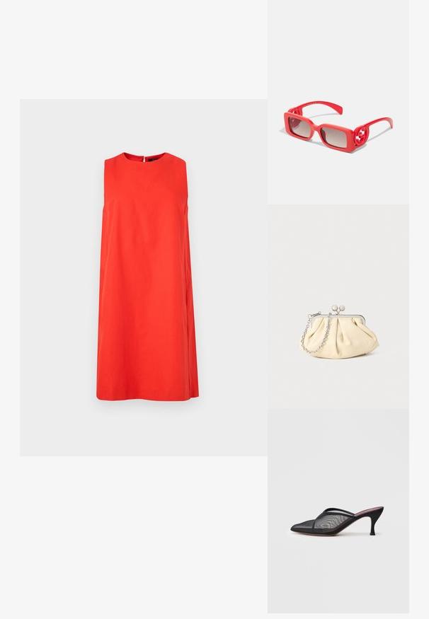 Rotes ärmelloses Kleid aus Baumwolle, mit rundem Ausschnitt und gerader Silhouette. Der Rücken hat eine kleine Schlüssellochöffnung.; Schwarzes Netz-Mule mit spitzem Zehenbereich, dünnen Riemen und 7,5 cm hochhackigem Stiletto-Absatz. Verfügt über eine durchsichtige Textur und eine einfarbige Sohle.; Rote Kunststoff-Sonnenbrille mit quadratischen Rahmen, verlaufenden Linsen und runden Logostreifen an den Schläfen. Glatte Textur mit glänzendem Finish.; Faltige beigefarbene Ledertasche mit einem silbernen Metallrahmen, ausgestattet mit zwei runden dekorativen Verschlüssen und einem silbernen Kettenriemen.; Weißer Ring mit glänzender Oberfläche, der einen großen goldenen kreisförmigen Akzent und drei kleinere goldene Kugeln auf einer Seite aufweist. Glatte Textur.