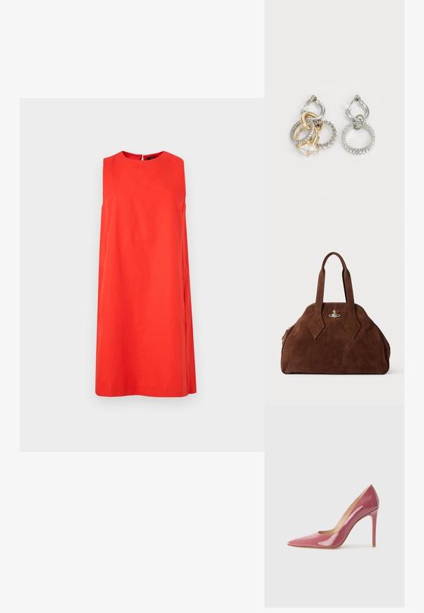Rode mouwloze jurk van katoen, met een ronde halslijn en een rechte silhouet. De achterkant heeft een kleine sleutelgatsopening.; Roze gepatineerde leren hoge hakpumps met een spitse neus en een slanke silhoutte, voorzien van een uitsnijding en een stilettohak.; Bruine suède handtas met een gestructureerde vorm, ronde body en verlengde ruitvormige handvatten. Voorzien van een sluiting met zilveren hardware.; Oorbellen in de vorm van hoops met verweven gouden en zilveren ringen, voorzien van een heldere cubic zirconia accent en een textuurband op één ring.