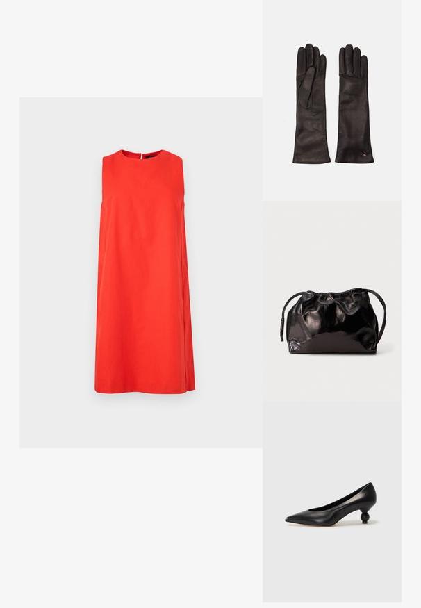 Červené šaty bez rukávov vyrobené z bavlny, s okrúhlym výstrihom a priamym strihom. Chrbát má malé otváranie v tvare kľúča.; Čierna kožená vysoká topánka na podpätku s ostrým špičkou a okrúhlym, guľatým podpätkom. Hladký povrch s moderným, minimalistickým dizajnom.; Malý čierny lesklý kožený sáčok na šnurovanie s krátkymi uchami na svetlošedej pozadí.; WEEKEND MaxMara SENAPE - Rukavice - nero