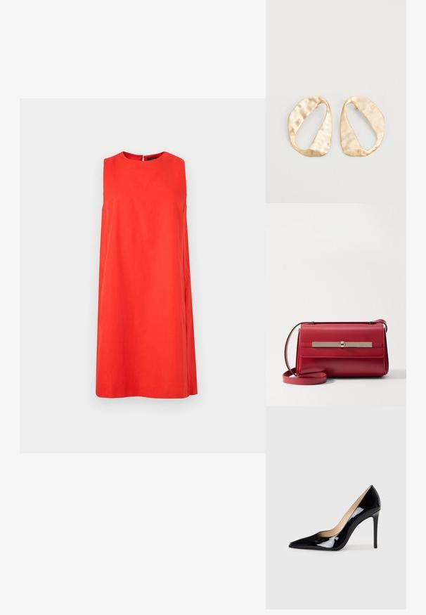 Rode mouwloze jurk van katoen, met een ronde halslijn en een rechte silhouet. De achterkant heeft een kleine sleutelgatsopening.; Zwarte lakleren hoge hakpumps met een puntige neus en een slanke silhouet. Heeft een gladde, glanzende afwerking en een slanke stilettohak.; Stuart Weitzman POSH SHOULDER BAG - Schoudertas - cherry; Een paar onregelmatig ovale, gouden metalen oorbellen met een gestructureerd, lichtgehamerd oppervlak op een witte achtergrond.