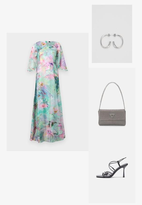 Maksikleita caurspīdīgā audumā, ar zaļu un pasteļtoņu ziedu rakstu, ar plūstošu dizainu un īsām plūstošām piedurknēm.; Melnas augstpapēžu sandales ar plāniem siksniņām un mezgla dizainu, gluda kvadrātveida purngalu un elegantu stiletto papēdi.; Gaiši pelēka metāla rokassoma ar ķēdes siksnu, rotāta ar mazām apaļām metāla kniedēm un trīsstūra zīmola logo.; Sudraba riņķveida auskari ar gludu, spīdīgu apdari. Apaļas formas, viegla dizaina, ar aizdari uz stieples.