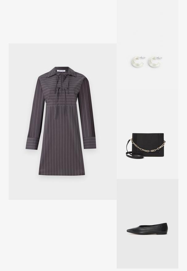 Pilkos ilgos rankovės suknelė su baltomis vertikaliomis juostelėmis, su smailu apykakle, uždarymu kaklo srityje ir tiesia siluetu. Sklandi audinio tekstūra.; Juodas odinis baleto batas, su smailiu pirštu, minimalistinio dizaino, lygiu paviršiumi, žemo profilio kulnu, be matomos aparatūros ar papuošimų.; Juodas odinis per petį nešiojamas krepšys turi lygų paviršių, stačiakampio formą ir metalinę grandinėlę priekyje. Pridedama reguliuojama dirželis.; Sidabriniai auskarai įsukto žiedo dizaino, su tekstūruotu paviršiumi ir briaunotu akcentu, pritvirtinti su užsegimu ant kotelio.
