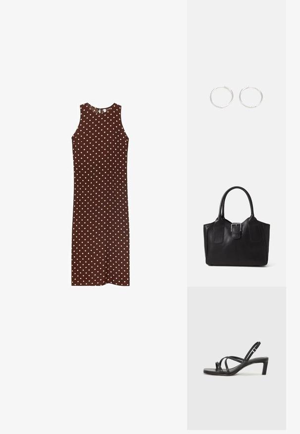 Brązowa sukienka bez rękawów w białe kropki, z okrągłym dekoltem i prostym krojem. Gładki materiał o prostym wzorze.; Czarne sandały na obcasie z prostokątnym noskiem i niskim słupkowym obcasem. Posiadają wiele cienkich pasków i regulowany pasek na kostkę. Wykonane z gładkiej skóry.; Czarna skórzana torba tote o gładkiej fakturze, usztywnionym kształcie, dwóch uchwytach oraz wyraźnym srebrnym zapięciu na przodzie.; Srebrne kolczyki w kształcie obręczy o gładkim, okrągłym designie, charakteryzujące się gładką powierzchnią i brakiem widocznych ozdób. Średnica nieokreślona.
