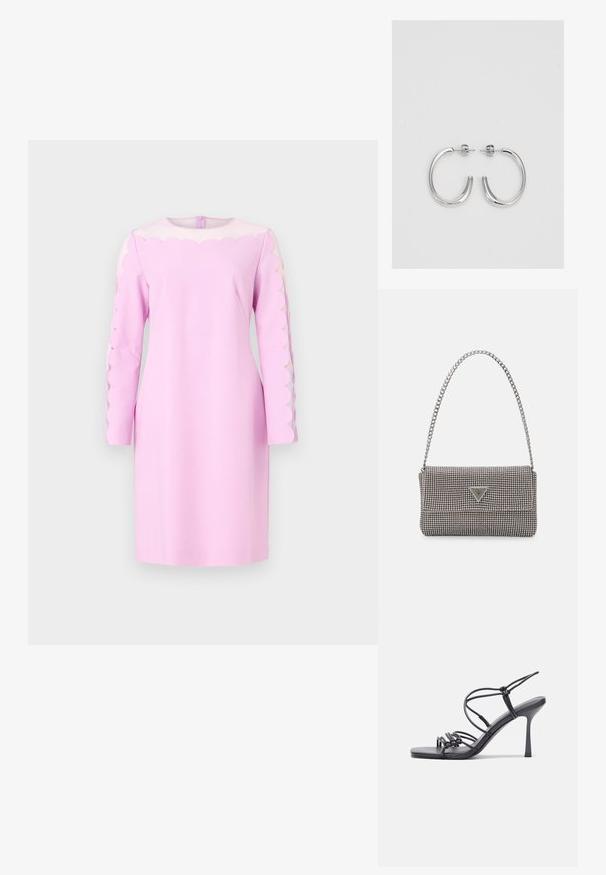 Robe rose à manches longues avec des découpes festonnées sur les épaules. Texture lisse et design structuré. Encolure ronde et fermeture éclair.; Des sandales noires à talons hauts avec des fines lanières au design noué, un bout carré lisse et un talon aiguille élégant.; Sac à main en métal gris clair avec une bandoulière en chaîne, orné de petits clous métalliques ronds et d'un logo de marque triangulaire.; Boucles d'oreilles en argent avec une finition lisse et brillante. Forme arrondie, conception légère, avec un fermoir à tige.