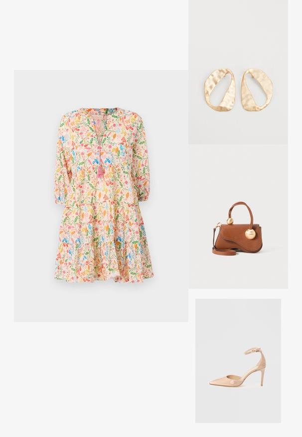 Bloemige jurk met een roze achtergrond, driekwartmouwen, een V-hals met tassel-detail en een gelaagde rok.; Nude patenten leren puntige schoen met een enkelbandje en een stilettohak, met een gladde textuur en een minimalistisch ontwerp.; Bruine leren handtas met een golvende uitstraling, voorzien van twee ronde gouden accenten en een afneembare schouderriem voor veelzijdig dragen.; Een paar onregelmatig ovale, gouden metalen oorbellen met een gestructureerd, lichtgehamerd oppervlak op een witte achtergrond.