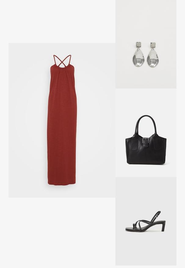 Maksiklērs rūsu krāsā, izgatavots no mīksta auduma. Tam ir savilkta apkakle ar dekoratīvu apdari un krustveida siksnas aizmugurē.; Melnas strappy sandales ar kvadrātveida purngaliem un zemu bloku papēdi. Ievērojamas ar vairākiem plāniem siksniņām un regulējamu potītes siksniņu. Izgatavotas no gludas ādas.; Melnas ādas somiņa ar gludu tekstūru, strukturētu formu, divām rokturām un izteiktu sudraba sprādzi priekšpusē.; Sudraba pilienu auskari ar kvadrātveida auskariem, ar gludu, pulētu apdari un asaru formu, atstaro gaismu ar spīdīgu virsmu.