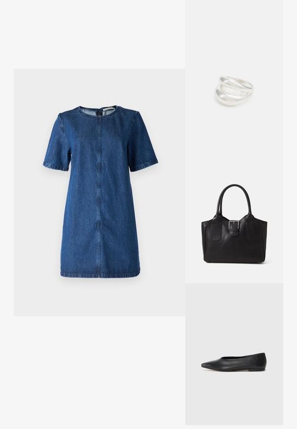 Robe en denim bleu foncé, à manches courtes, col rond, longueur genou, avec des coutures visibles et une fermeture éclair dans le dos.; Ballerines noires en cuir, à bout pointu, design minimaliste, texture lisse, talon bas, sans matériel ni embellissements visibles.; Sac fourre-tout en cuir noir avec une texture lisse, une forme structurée, deux poignées et un détail en boucle argentée proéminent à l'avant.; Bague en argent à double bande avec une surface lisse et polie. Présente un design fluide et courbé avec des sections qui se chevauchent pour un look moderne.