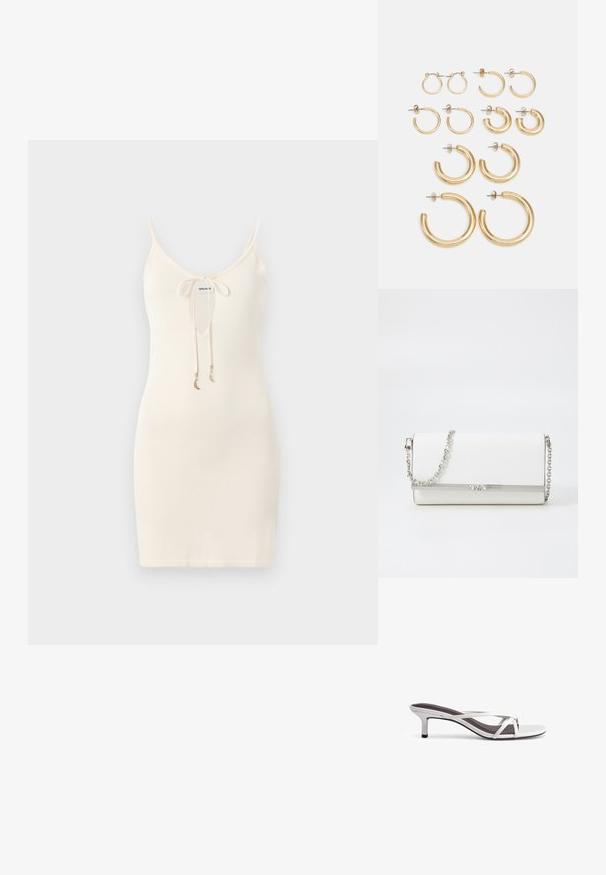 Weißes gestricktes Kleid mit Spaghetti-Trägern, einem tiefen V-Ausschnitt und einer vorderen Knopfverschlus. Verfügt über goldfarbene dekorative Charms an den Bändern.; Silberne Sandalen mit hohen Absätzen, einem kreuzenden Riemen-Design, einer glatten Textur und einer spitzen Zehenform. Der Absatz ist etwa fünf Zentimeter hoch.; MICHAEL Michael Kors MONA - Umhängetasche - optic white; Set von goldenen Creolen mit verschiedenen Größen und Designs, darunter kleine, mittlere und große Stile, mit glatten metallischen Oberflächen.
