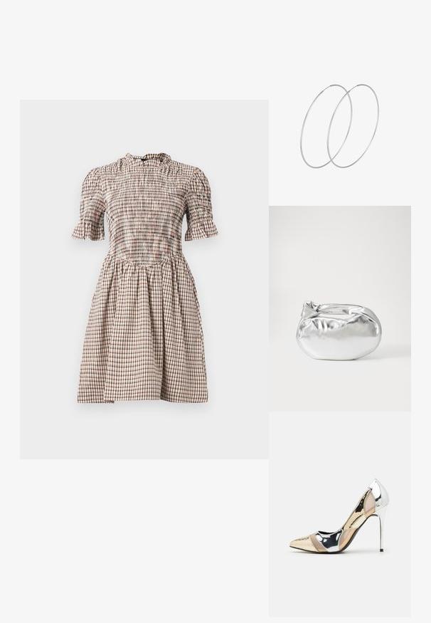 Karirani haljina od mekanog materijala, s smockanim korzetom, kratkim napučenim rukavima, volanastim izrezom i raširenom suknjom. Boje uključuju bež, smeđu i crvenu.; Cipele s visokom potpeticom i špicastim vrhom u srebrnoj, zlatnoj i nude boji. Sjajan finiš s izrezbarenim dizajnom, s potpeticom u obliku stiletto.; Srebrna metalik torbica s mekim, zaobljenim oblikom i čvorastim zatvaranjem na vrhu. Izrađena od glatke sintetičke kože.; Srebrne okrugle naušnice s minimalističkim dizajnom. Kružni oblik, glatka tekstura i tanak profil. Lagane s poliranim završetkom.