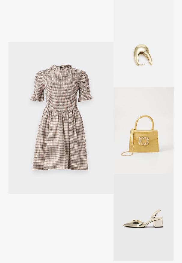 Karirani haljina od mekanog materijala, s smockanim korzetom, kratkim napučenim rukavima, volanastim izrezom i raširenom suknjom. Boje uključuju bež, smeđu i crvenu.; Zlatni metalik slingback sandali s šiljatim vrhom i debelim potpeticama. Glatka tekstura, minimalistički dizajn i uski remen.; Žuta torbica od umjetnog krokodila sa strukturiranim dizajnom, gornjom ručkom, odvojivim lančićem i dekorativnim kristalnim ukrasom na kopči.; Zlatne metalne naušnice s elegantnim, zakrivljenim dizajnom. Imaju karakterističan šiljast oblik, poliranu površinu i zatvaranje na šarku.