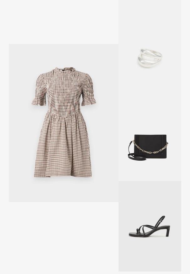 Karirani haljina od mekanog materijala, s smockanim korzetom, kratkim napučenim rukavima, volanastim izrezom i raširenom suknjom. Boje uključuju bež, smeđu i crvenu.; Crne sandale s trakama, kvadratnim prstom i niskom blok petom. Ima više tankih trakica i podesivu trakicu oko gležnja. Izrađene su od glatke kože.; Crna kožna torba preko tijela s glatkom teksturom, pravokutnim oblikom i metalnim lancem na prednjoj strani. Uključena je podesiva naramenica.; Srebrna dvostruka prsten s glatkom, poliranom površinom. Karakterizira ga fluidan, zakrivljen dizajn s preklapajućim sekcijama za moderan izgled.