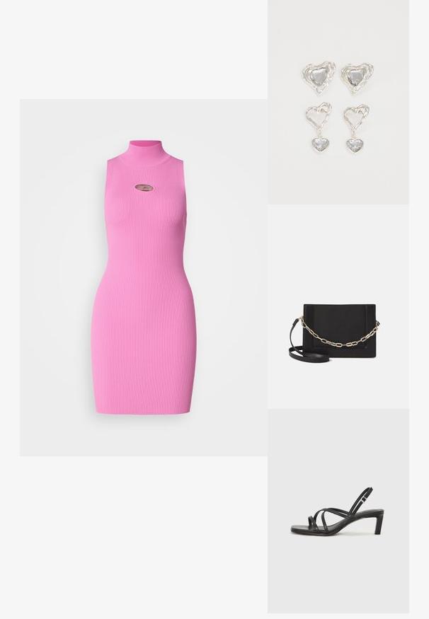 Tinkama, be rankovių suknelė ryškiai rožinės spalvos rilinto audinio. Aukštas kaklo dizainas su mažais išpjovomis ir metaliniu logotipu krūtinės srityje.; Juodi šlepetės su kvadratiniu pirštu ir žemu bloku kulnu. Yra keli ploni dirželiai ir reguliuojamas kulkšnies diržas. Pagaminti iš lygios odos.; Juodas odinis per petį nešiojamas krepšys turi lygų paviršių, stačiakampio formą ir metalinę grandinėlę priekyje. Pridedama reguliuojama dirželis.; Sidabrinės širdelės formos auskarai puošti facetuotais skaidriais akmenimis, su tekstūruotu rėmu. Rinkinį sudaro tiek auskarai-stud, tiek kabančios formos.