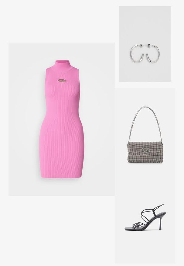 Muoti, ilman hihoja oleva mekko kirkkaan vaaleanpunaisesta ribbikankaasta. Korkea kaula-aukko, jossa on pieni aukko ja metallinen logodetaili rinnassa.; Mustat korkokengät sandaalit, joissa on ohuet hihnat solmittuna, sileä neliön muotoinen varvasosa ja tyylikäs stiletto-korko.; Vaalea harmaa metallinen käsilaukku, jossa on ketjusanka. Laukku on koristeltu pienillä pyöreillä metallikoruilla ja kolmion muotoisella brändilogolla.; Hopehopeet hopehopeet hopehopeet hopehopeet, jolla on sileä, kiiltävä pinta. Pyöreä muoto, kevyt rakenne, jossa on neulakiinnitys.