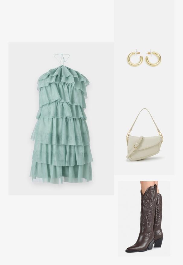 Vestido plissado verde-claro feito de tecido transparente. Apresenta camadas de babados e laços ajustáveis no pescoço. Design fluido e com comprimento até o tornozelo.; Botas de cowboy em couro castanho com bico pontudo e salto quadrado, apresentando costuras detalhadas e realces elevados no cano.; Pequena bolsa de creme com um acabamento texturizado, uma alça longa ajustável, um detalhe em corrente e um fecho de aba. Detalhes em hardware dourado.; Brincos em argola dourados com um acabamento liso e brilhante. Design circular com um pequeno pino e suporte transparente para um uso seguro.