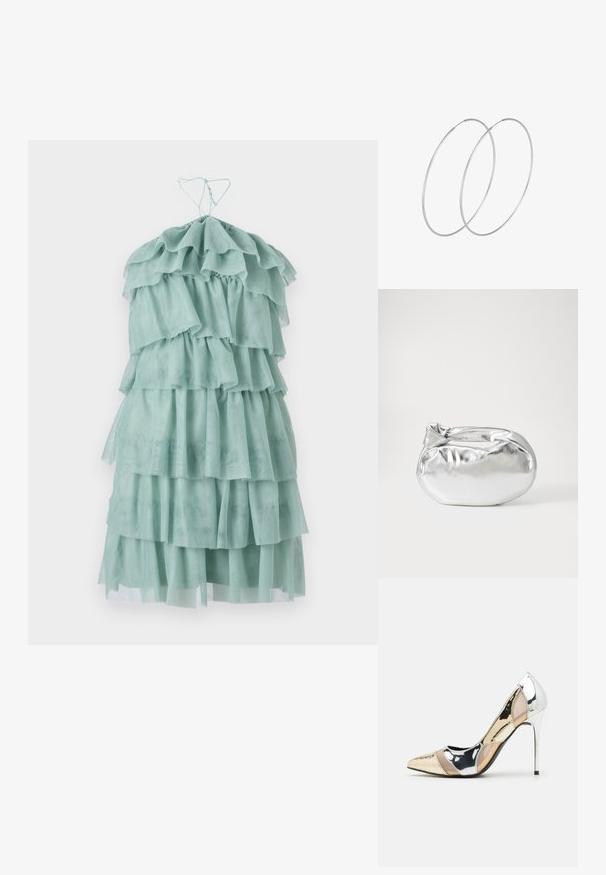 Šviesiai žalia sluoksniuota suknelė, pagaminta iš permatomos medžiagos. Aprašyte sluoksniuoti volanai ir reguliuojami raišteliai kaklo srityje. Plazdanti ir iki kulkšnių ilgio dizainas.; Aštrus pirštas aukštakulnis batelis su sidabro, aukso ir nuogų spalvų deriniu. Blizgus paviršius su išpjovos dizainu, su stiletto kulnu.; Sidabrinė metalinė maišelio forma su švelnia, apvalia forma ir mazgu užveriamu viršumi. Pagaminta iš lygios dirbtinės odos medžiagos.; Sidabrinės pusmėnulio auskarai minimalistiniu dizainu. Apskritimo forma, lygus paviršius ir plonas profilis. Lengvi su poliruotu apdailu.