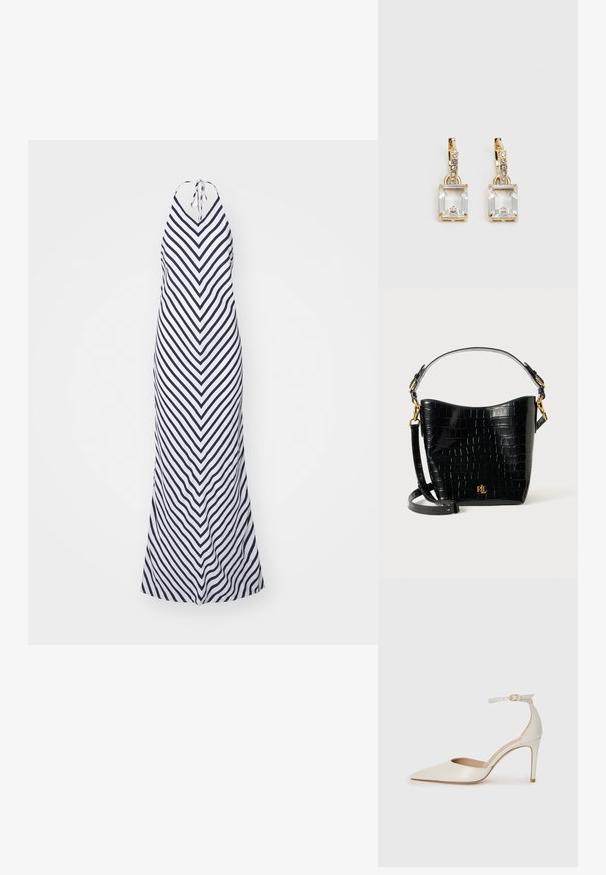 Dlouhé šaty s námořnickým a bílým pruhovaným vzorem, halter výstřihem, chevronovým vzorem a splývavým střihem s kulatým lemem.; Bílé kožené lodičky na vysokém podpatku s špičatou špičkou, kotníkovým páskem a štíhlým jehlovým podpatkem. Hladká textura s mírným lesklým povrchem.; Černá kožená taška s krokodýlím vzorem, zakřiveného tvaru, se zlatými kovovými akcenty, nastavitelným popruhem a logem na přední straně.; Náušnice ve zlatém odstínu s obdélníkovým, průhledným krystalem zavěšeným pod řadou malých, kulatých průhledných akcentů. Elegantní, moderní design.