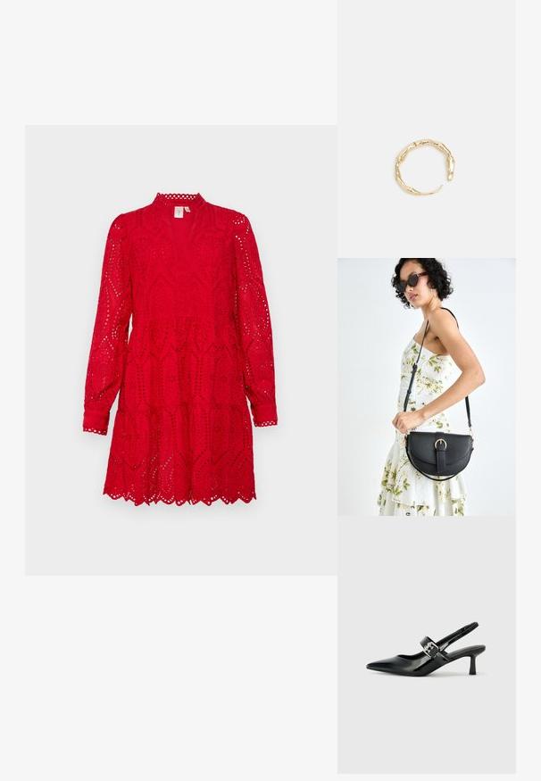 Rdeča obleka v nivojih z dolgimi rokavi, visokim ovratnikom in zapletenimi izrezanimi vzorci s skobljenimi robovi. Narejena iz lahkega materiala.; Črne patent usnjene slingback pete s koničastim nosom in majhnim blok peto, ki vključujejo srebrno zaponko na traku.; Črna usnjena torbica s ukrivljeno obliko, z odstranljivo naramnico in zlatimi dodatki. Torbica ima pokrov s podrobnostmi v obliki zaponke.; Zlati prstan s organskim, zvitim dizajnom, gladko površino in taperiranimi konci, ki ustvarja modernega, skulpturalnega videza.