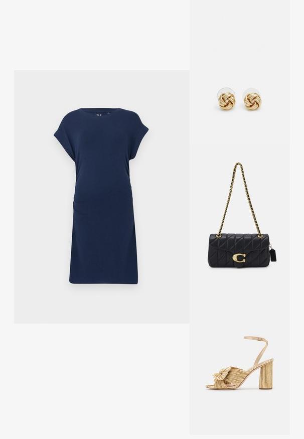 Tamsiai mėlyna nėščiųjų suknelė, pagaminta iš minkštos medžiagos, su trumpomis rankovėmis, apvaliu iškirpimu ir šoninėmis raukšlėmis prisitaikymui.; Auksinės kulno sandalai su susuktų priekiu, godžių tekstūra ir kulkšnies juosta. Bloko kulnas turi briaunotą dizainą, kuris pagerina sukibimą.; Juoda siuvinėta rankinė su auksiniu grandinės dirželiu, turinti išskirtinę auksinę sagtį ir mažą etiketę, pabrėžianti tekstūruotą odos paviršių.; Aukso spalvos mazgo auskarai su sukimo dizainu. Kiekvienas auskaras turi apvalų skaidrų pagrindą, užtikrinantį saugų dėvėjimą.